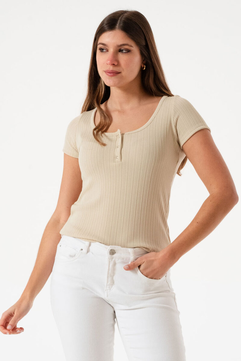 Remera texturada con broches