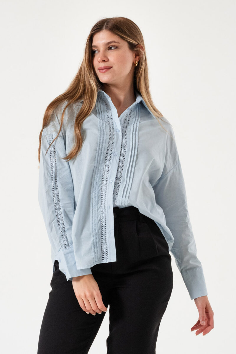 Camisa tableada con puntillas