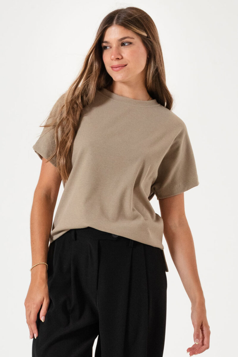 Remera Rumi con tajos