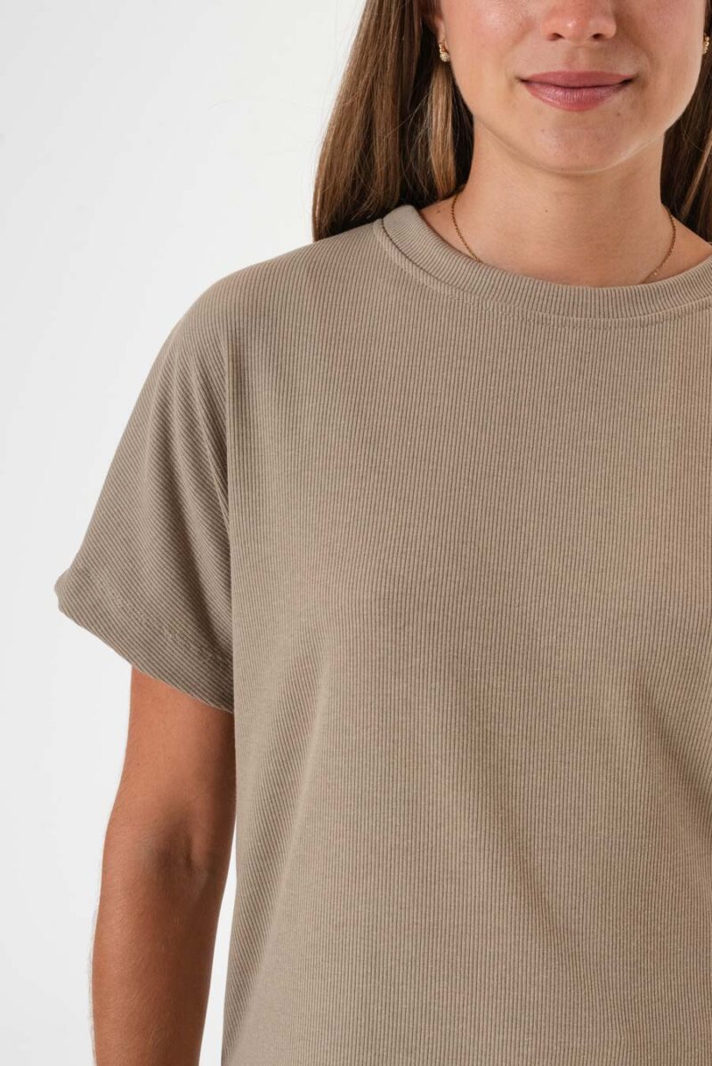 Alternative view of Remera Rumi con tajos