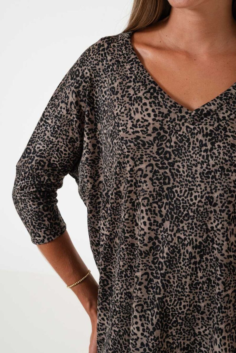 Alternative view of Remera V Animal Print Wild