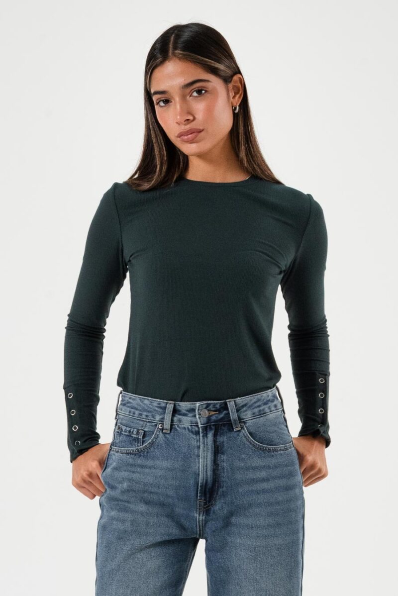 Remera Niza con broches en manga