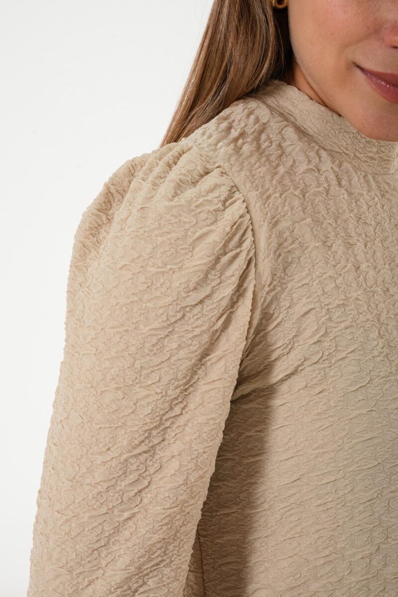 Alternative view of Remera texturada cuello alto Alma