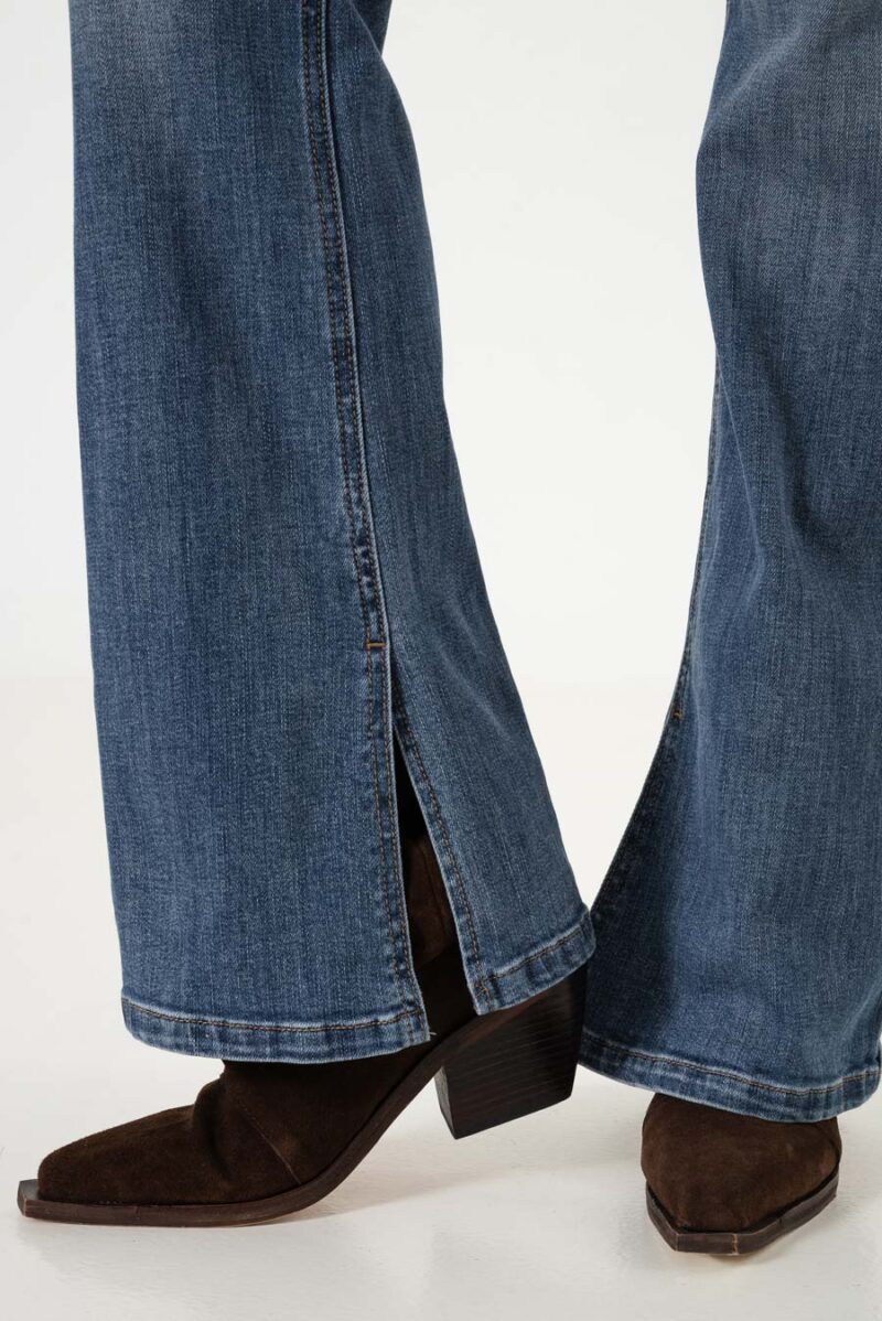 Alternative view of Flare Stretch con tajos Berlin