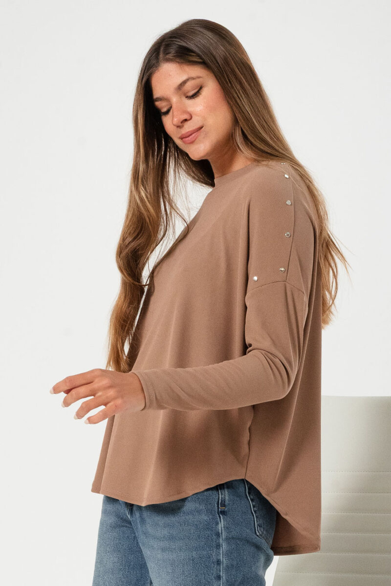 Remera con tachas Rebel