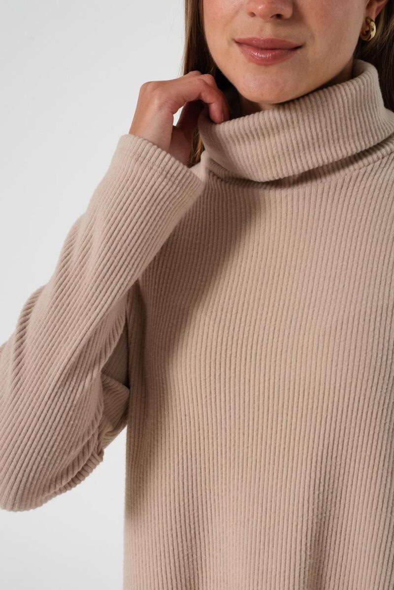 Alternative view of Polera Ottawa con tajos